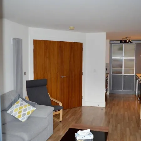 Modern 1 Bedroom Flat Near Centre *