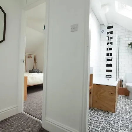 A Great Bright & Clean 2 Bd Apt. 10mins Into City! דירה מנצ'סטר