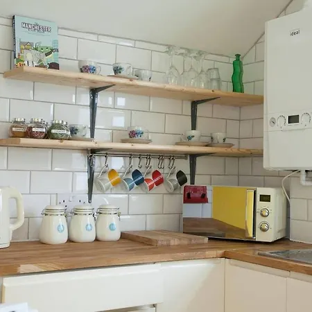 A Great Bright & Clean 2 Bd Apt. 10mins Into City! *