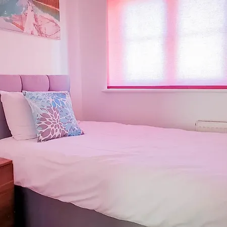 Airport Lounge - 3 Bed - 6 Persons Apartman *