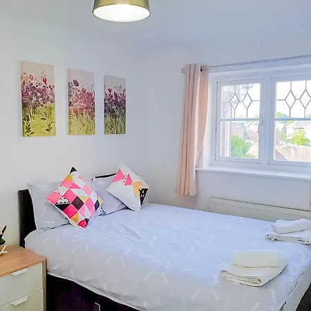 Airport Lounge - 3 Bed - 6 Persons Manchester