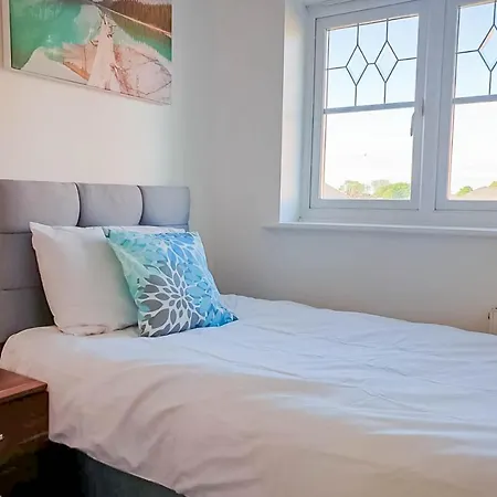 Airport Lounge - 3 Bed - 6 Persons