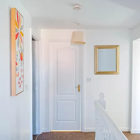 Airport Lounge - 3 Bed - 6 Persons Manchester