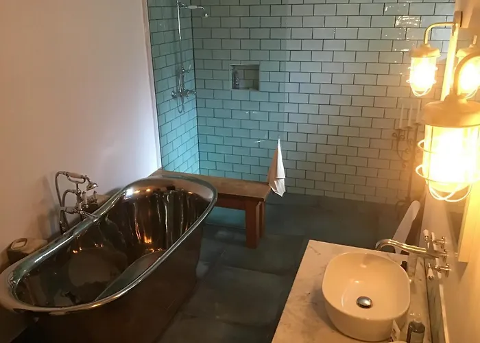 Chorlton Garden Rooms. Relax, Work, And Play. Манчестер