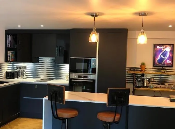 Chorlton Garden Rooms. Relax, Work, And Play. شقة