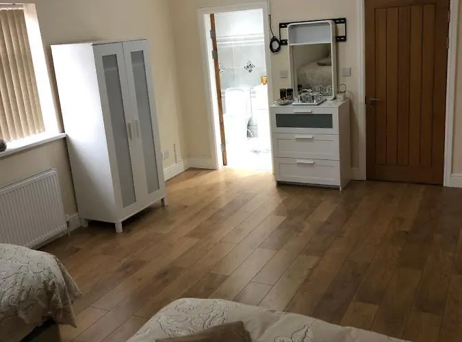 Big Rusholme With Tv And Private Bathroom-parking&wifi Bed and Breakfast