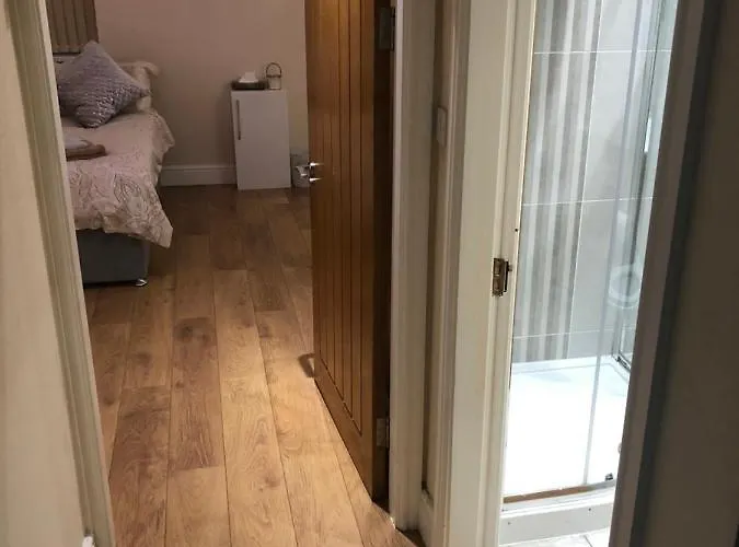 Big Rusholme With Tv And Private Bathroom-parking&wifi Couette-café