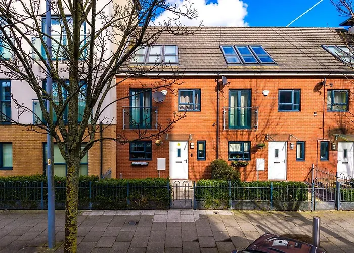 Bright&modern Contractor House By Niji Short