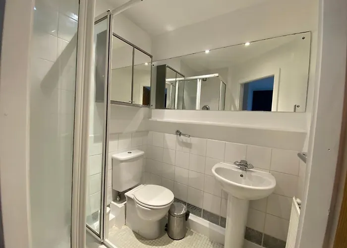 بيت للعطل Large 5-bed Centre Townhouse With Secure Parking *