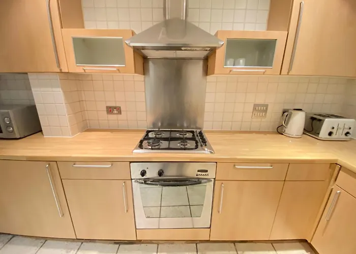 Large 5-bed Centre Townhouse With Secure Parking