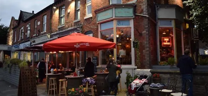 Daire The Garden Apartment, Near Airport & Manchester