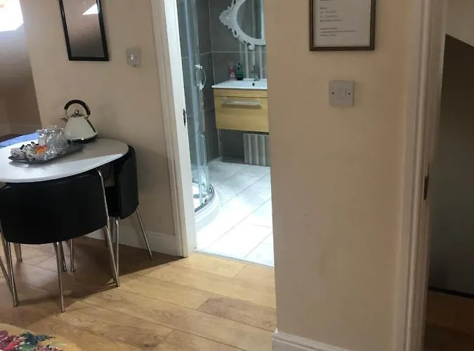 Couette-café Big Rusholme With Tv And Private Bathroom-parking&wifi *