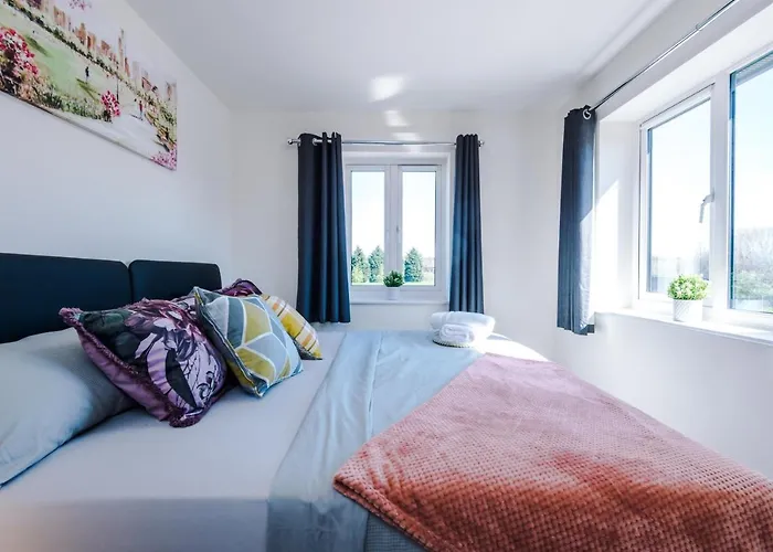 Vidale Court, 3 Bedroom House With River Irwell View, Sleeps 6 *