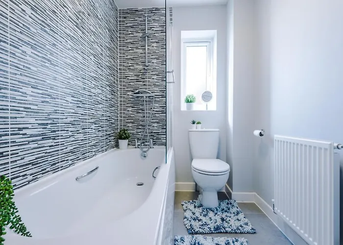 Vidale Court, 3 Bedroom House With River Irwell View, Sleeps 6 *