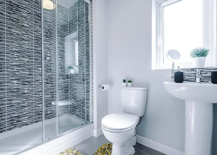 Vidale Court, 3 Bedroom House With River Irwell View, Sleeps 6