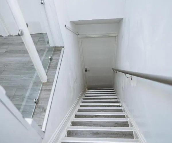 City-centre With Dedicated Workspace, Sleeps 4 شقة مانشستر