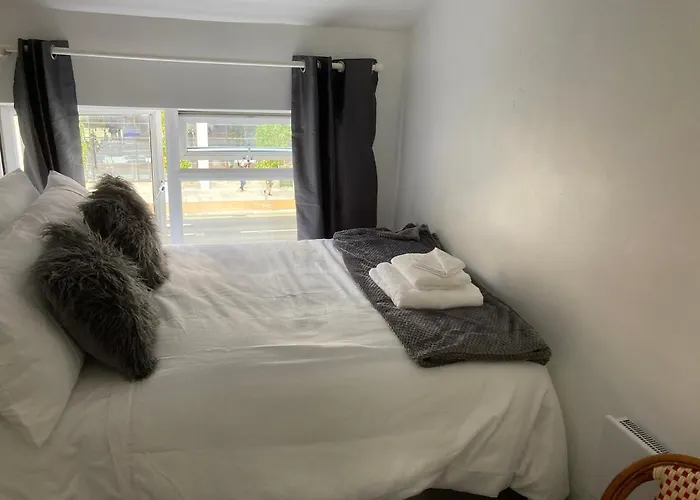 City-centre With Dedicated Workspace, Sleeps 4 * مانشستر