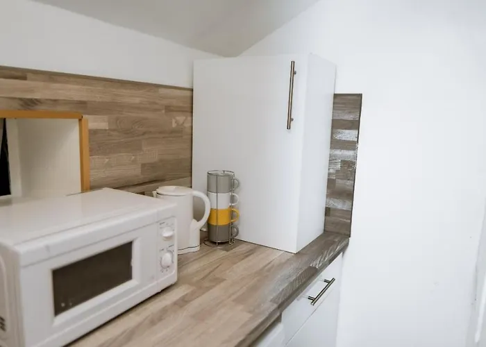 City-centre With Dedicated Workspace, Sleeps 4 *