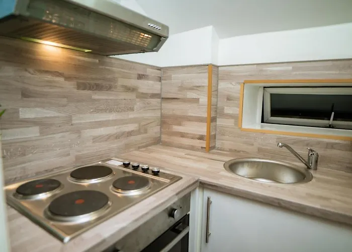 City-centre With Dedicated Workspace, Sleeps 4 * مانشستر