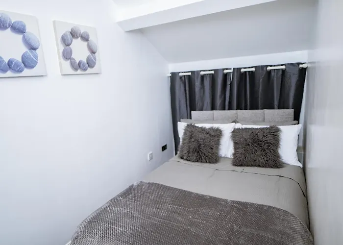 City-centre With Dedicated Workspace, Sleeps 4 Apartament *