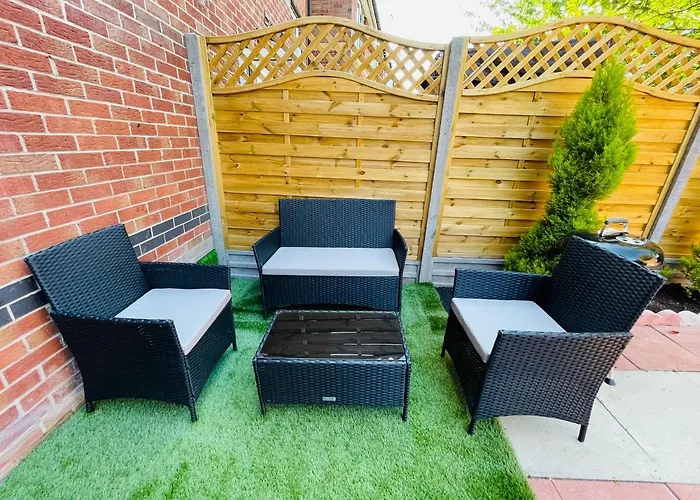 Watan - Spacious 3 Bedrooms Entire House With Beautiful Outdoor Garden * Manchester