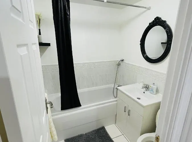 Semesterbostad Watan - Spacious 3 Bedrooms Entire House With Beautiful Outdoor Garden