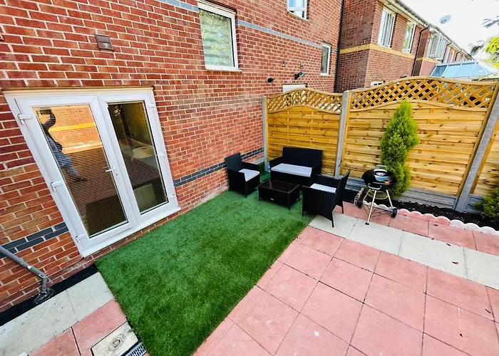 Watan - Spacious 3 Bedrooms Entire House With Beautiful Outdoor Garden * Manchester