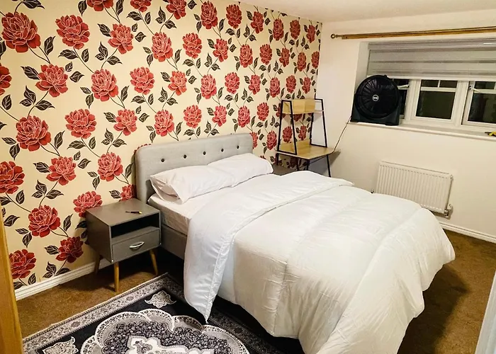 Semesterbostad Watan - Spacious 3 Bedrooms Entire House With Beautiful Outdoor Garden *