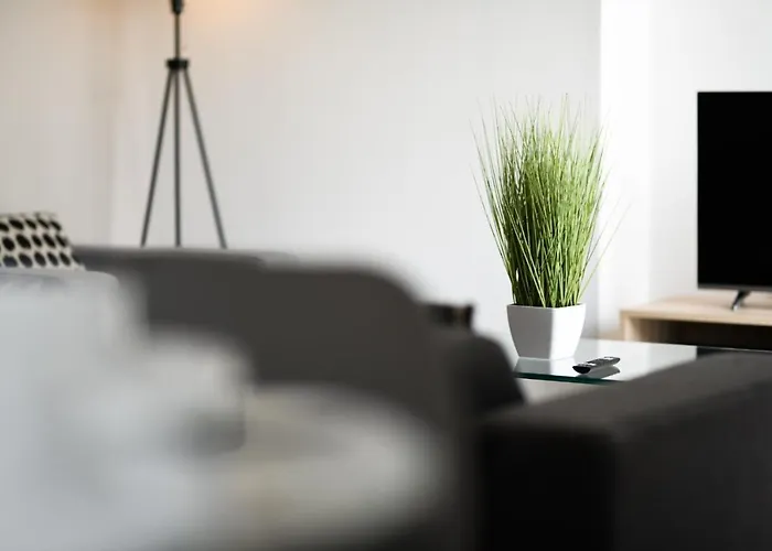 Onpoint - Spacious 2 Bedroom Apt - City Centre With Balcony *