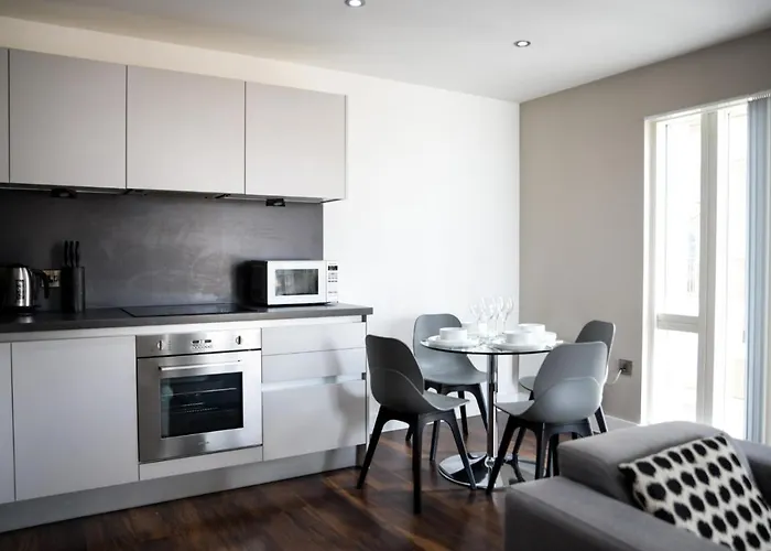 Onpoint - Spacious 2 Bedroom Apt - City Centre With Balcony Апартаменты *