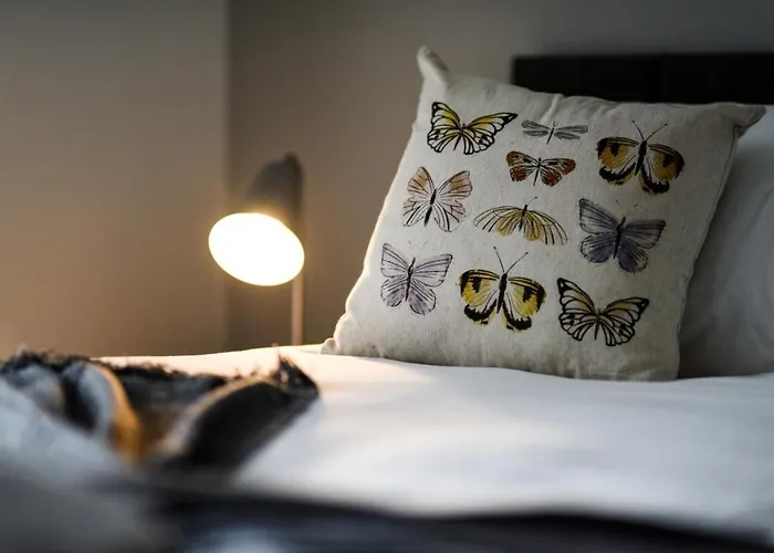 Onpoint - Spacious 2 Bedroom Apt - City Centre With Balcony