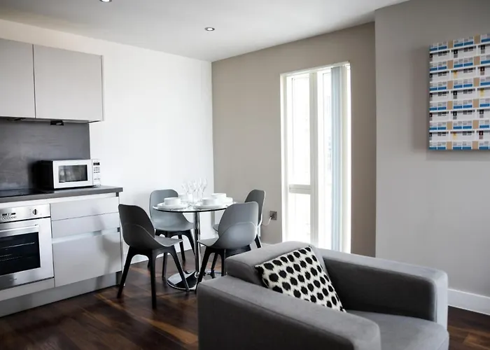 Onpoint - Spacious 2 Bedroom Apt - City Centre With Balcony * Mánchester