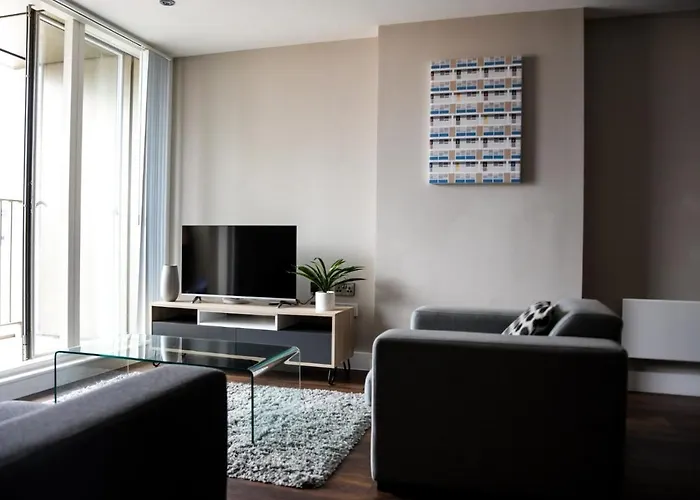 Onpoint - Spacious 2 Bedroom Apt - City Centre With Balcony 公寓