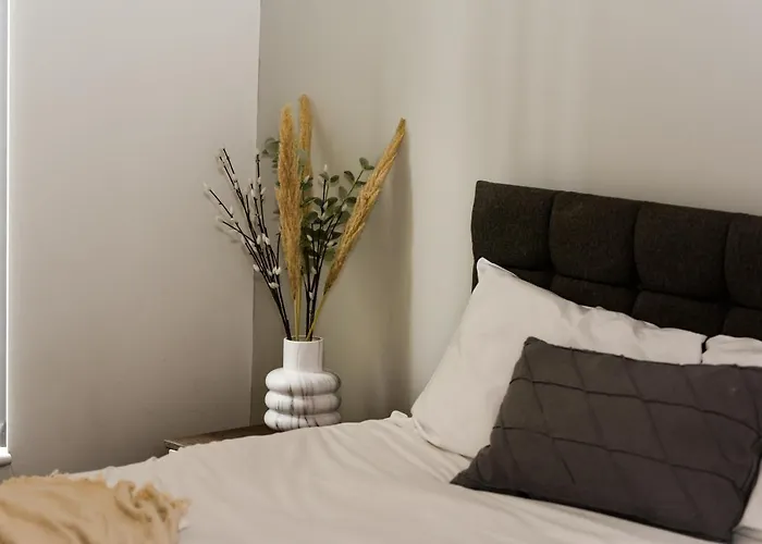 Onpoint - Spacious 2 Bedroom Apt - City Centre With Balcony *