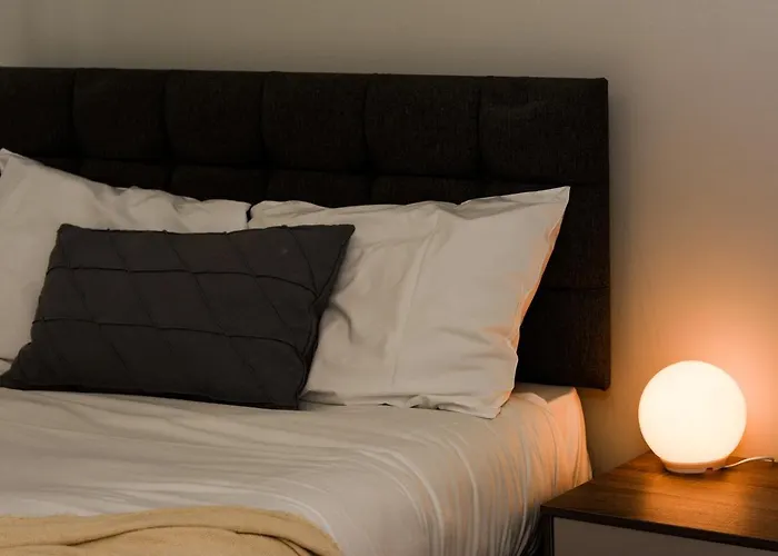 Onpoint - Spacious 2 Bedroom Apt - City Centre With Balcony *