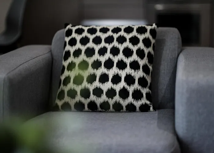 Onpoint - Spacious 2 Bedroom Apt - City Centre With Balcony *