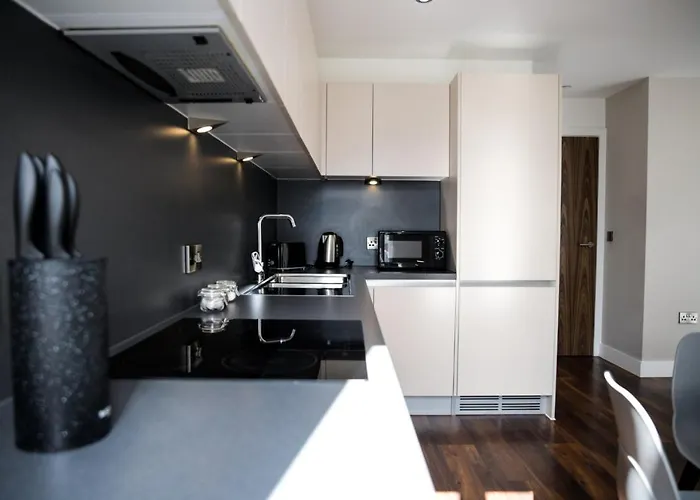 Onpoint - Spacious 2 Bedroom Apt - City Centre With Balcony