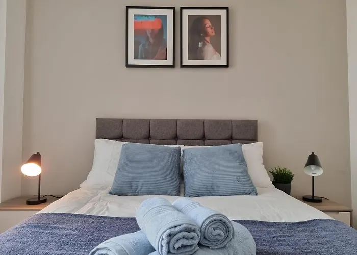 Onpoint - Spacious 2 Bedroom Apt - City Centre With Balcony