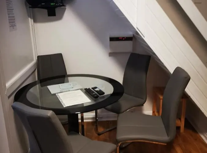 Knutsford House Holidays 펜션 *