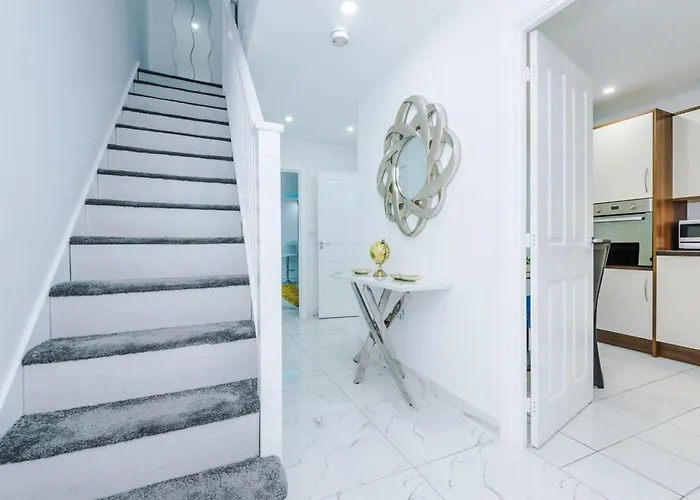 Luxury 3 Bedroom House Close To Center