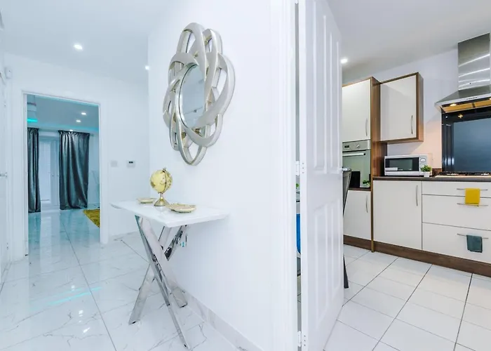 Luxury 3 Bedroom House Close To Center *