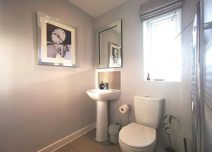 Holiday home The Lawnswood - Holiday Home With Free Parking Near Coop Live & Etihad Manchester