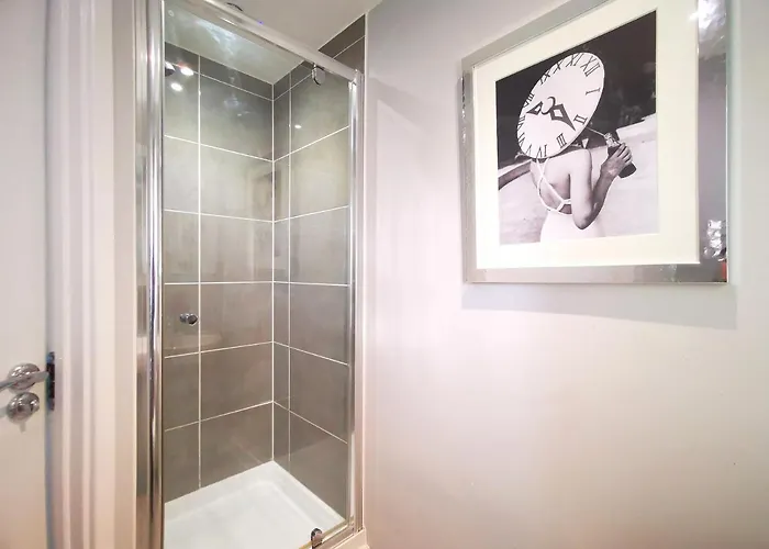 The Lawnswood - Holiday Home With Free Parking Near Coop Live & Etihad Holiday home Manchester