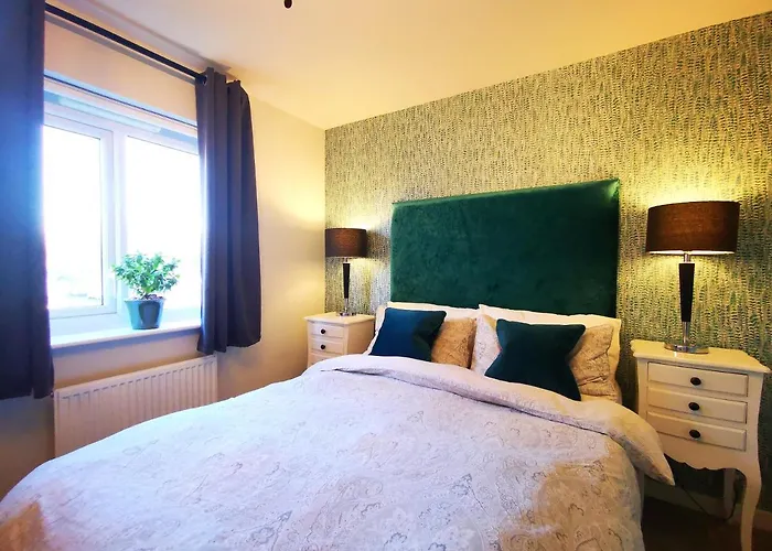 The Lawnswood - Holiday Home With Free Parking Near Coop Live & Etihad