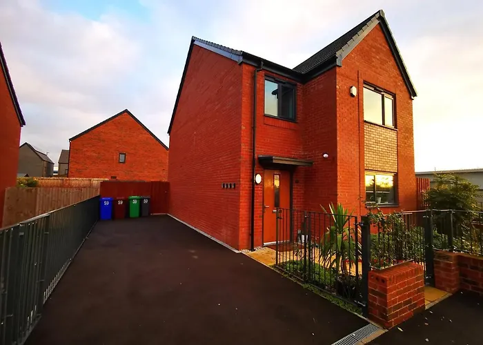 The Lawnswood - Holiday Home With Free Parking Near Coop Live & Etihad Holiday home *