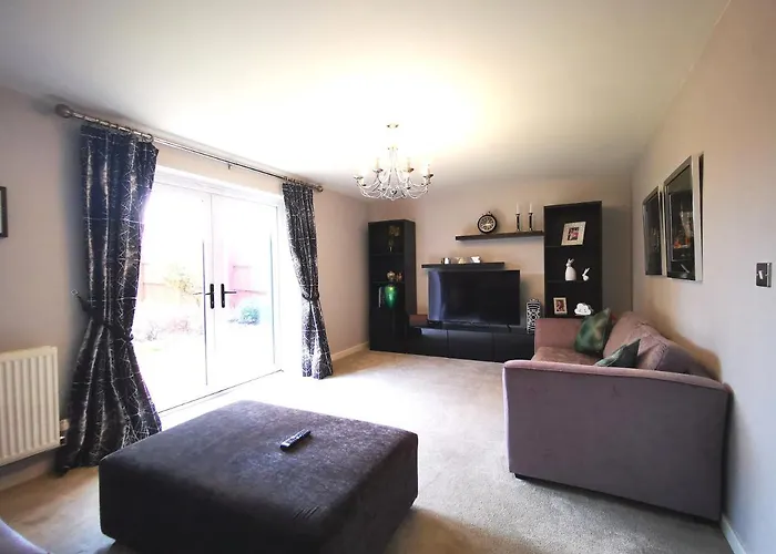 Holiday home The Lawnswood - Holiday Home With Free Parking Near Coop Live & Etihad