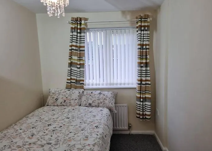 House - Close To Centre Sleeps 6 & Parking