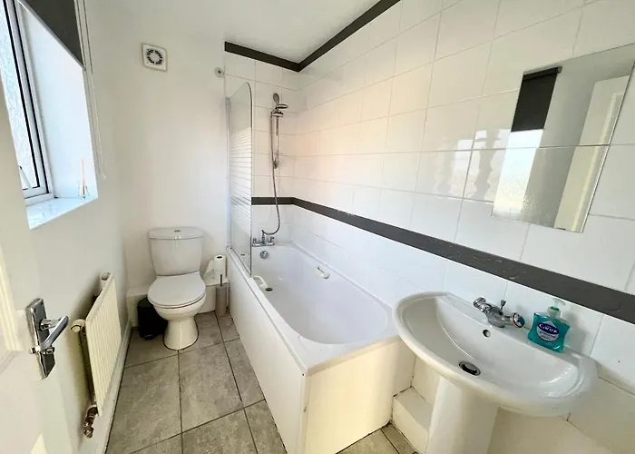 Spacious 3-bedroom House With 5 Beds And Sofa-bed Manchester