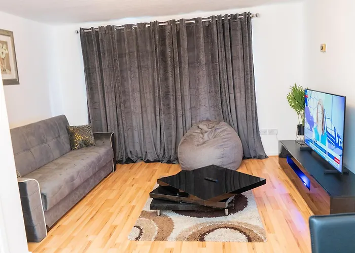 Cosy 2 Bed With Parking Near Piccadilly, Etihad Stadium And Coop Live Sleeps Up To 5 *