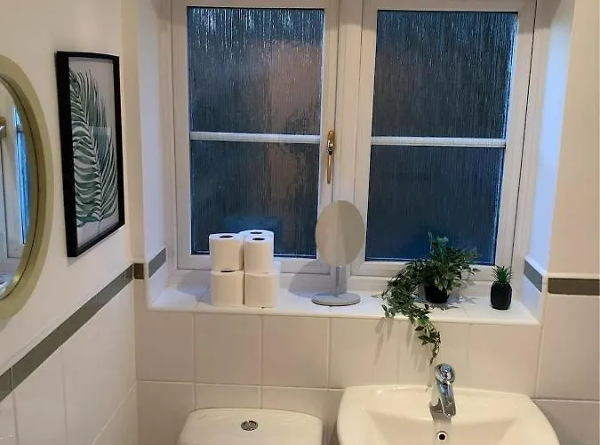 Spacious And Amazing 4 Bedroom Detached House * Manchester